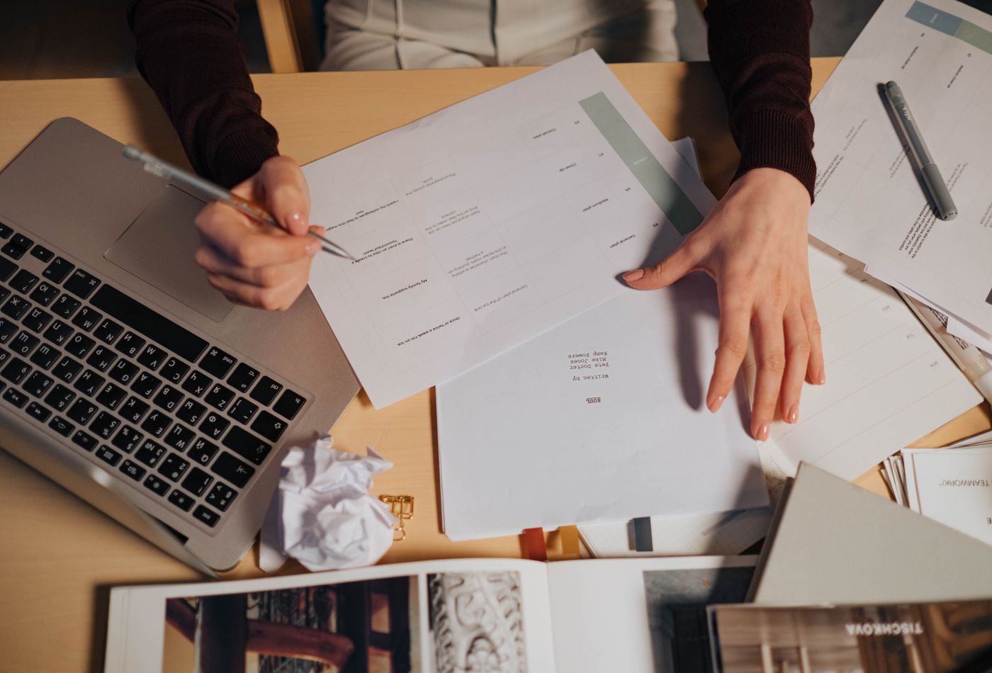Documents et ordinateur sur un bureau